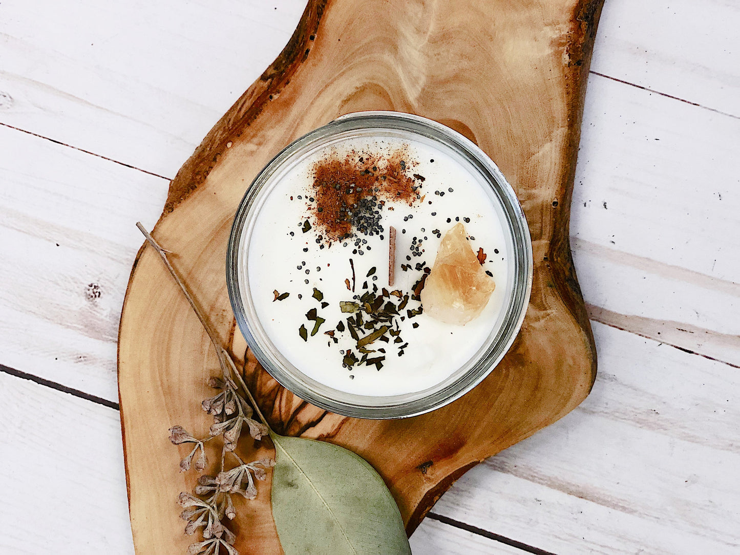 Abundance Candle – Bougie d’Intention Artisanale aux Huiles Essentielles & Cristaux