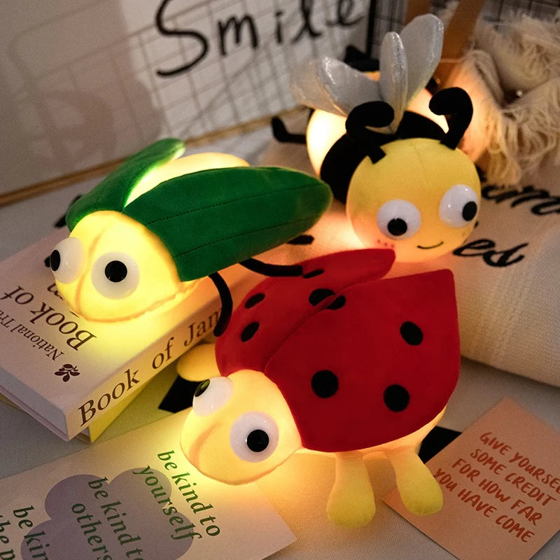 Peluche Lumineuse Animale – Coccinelle, Abeille ou Luciole LED | Coussin Doux & Magique