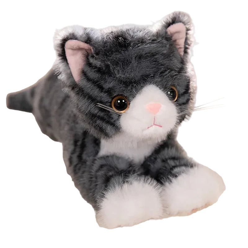 Peluche chaton réaliste grise tigrée couchée, aux grands yeux ambrés