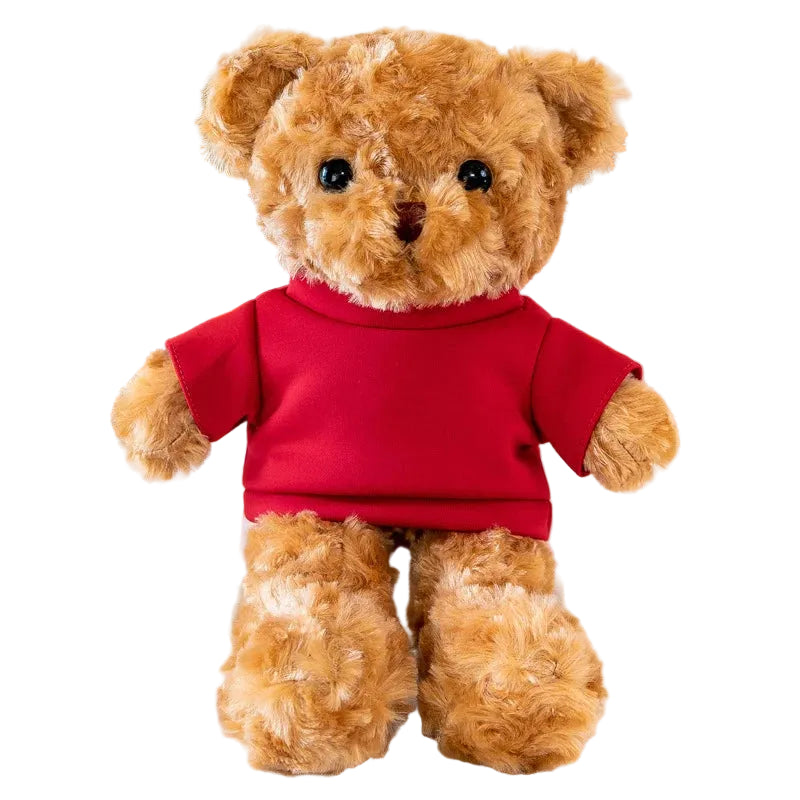 Ours en peluche brun portant un t-shirt rouge, sur fond blanc