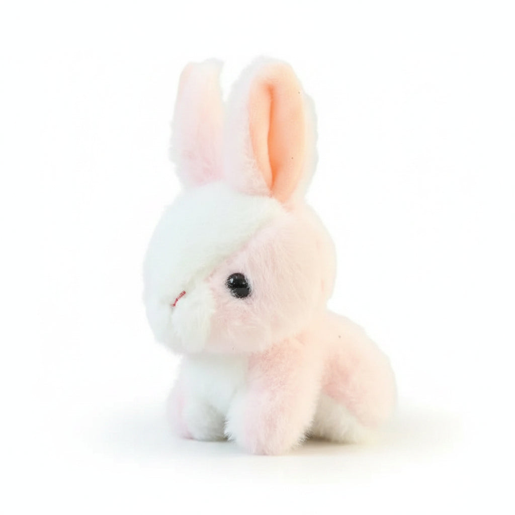 Mini peluche lapin blanche et rose assise, sur fond blanc