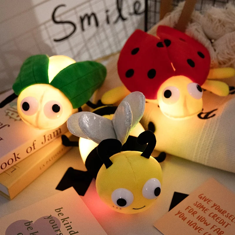 Peluche Lumineuse Animale – Coccinelle, Abeille ou Luciole LED | Coussin Doux & Magique