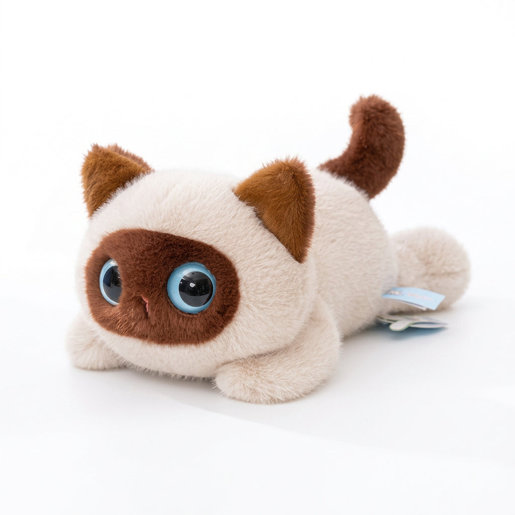 Peluche chat siamois aux grands yeux bleus allongée