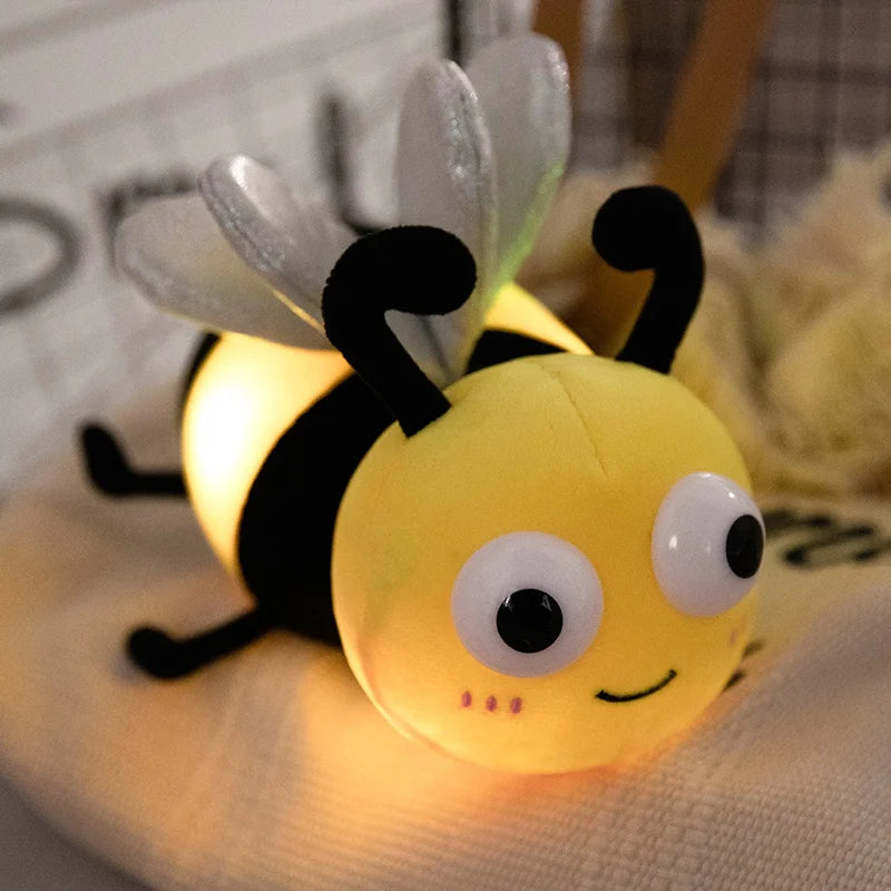 Peluche Lumineuse Animale – Coccinelle, Abeille ou Luciole LED | Coussin Doux & Magique