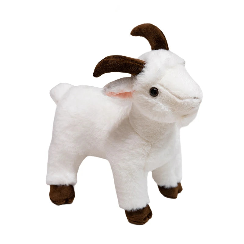 Peluche chèvre blanche réaliste debout, cornes et sabots bruns, sur fond blanc