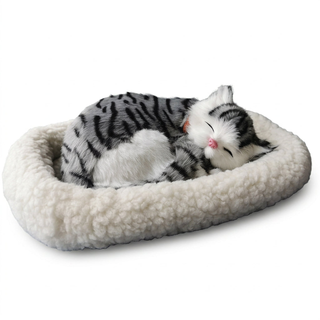 Peluche qui respire, chat tigré gris endormi dans son panier