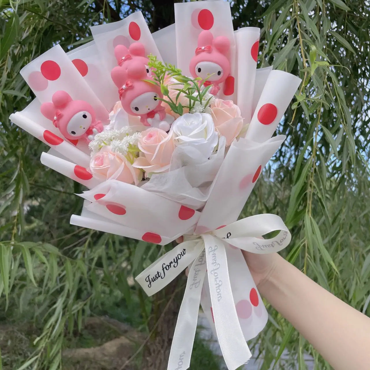Bouquet Hello Kitty Kawaii – Peluche + Fleurs Artificielles