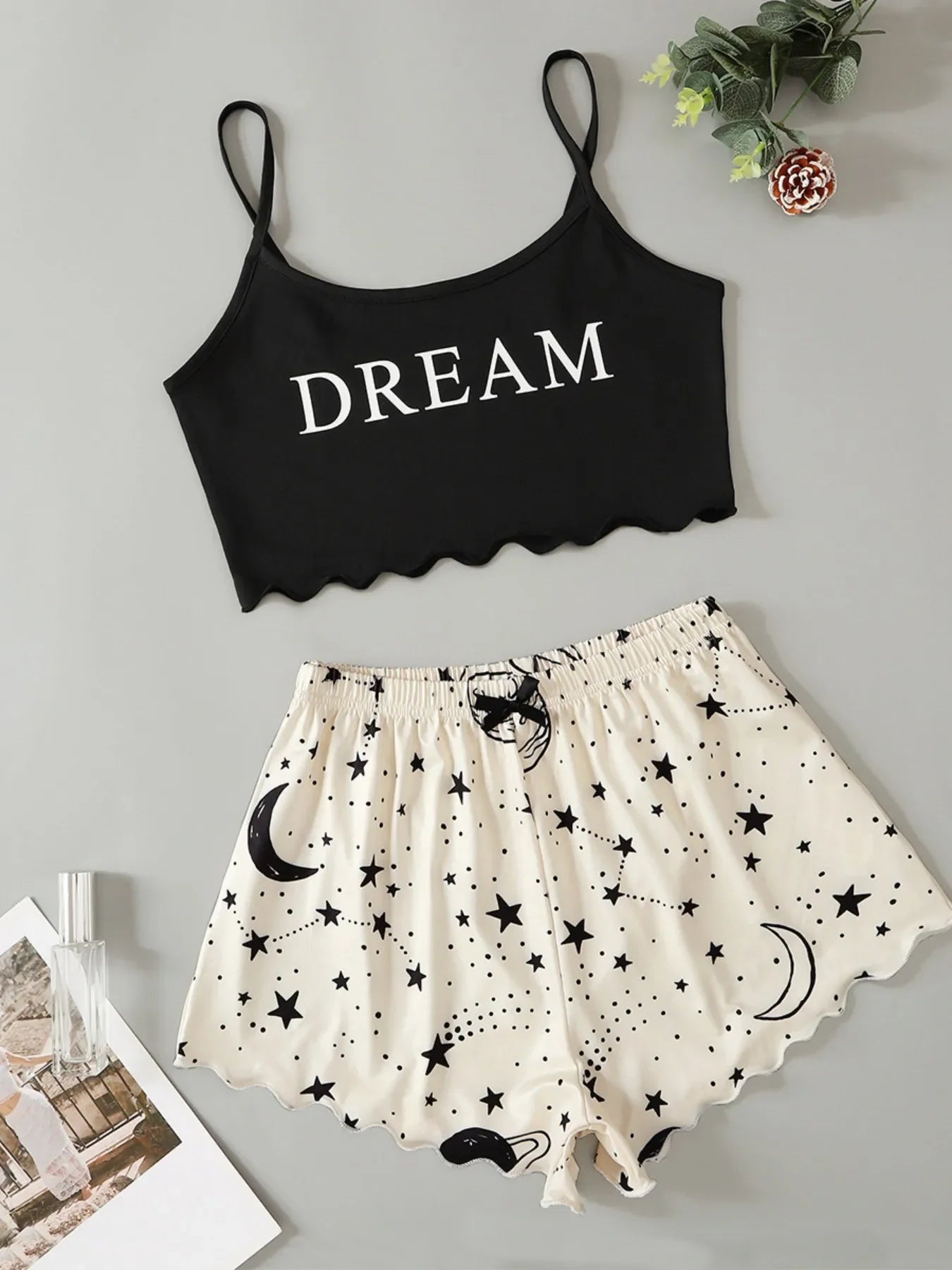 Pyjama Femme Été – Ensemble Débardeur & Short Motif Lune & Étoiles | Loungewear Léger & Confort Nocturne