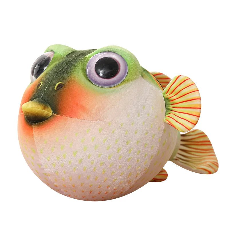 Peluche poisson-globe verte réaliste aux grands yeux, sur fond blanc