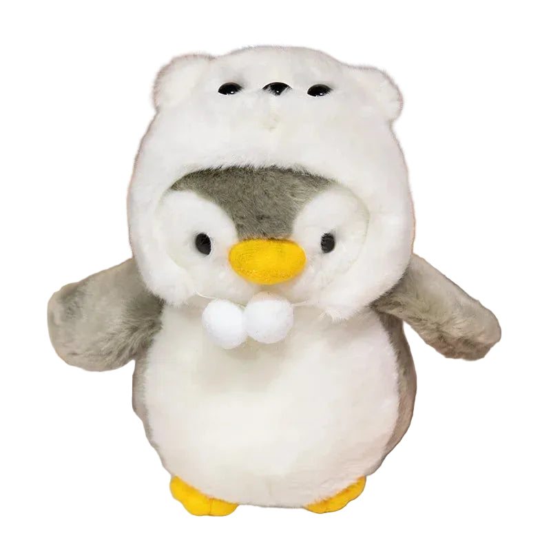 Peluche pingouin habillée d'une capuche d'ours polaire blanche, sur fond blanc