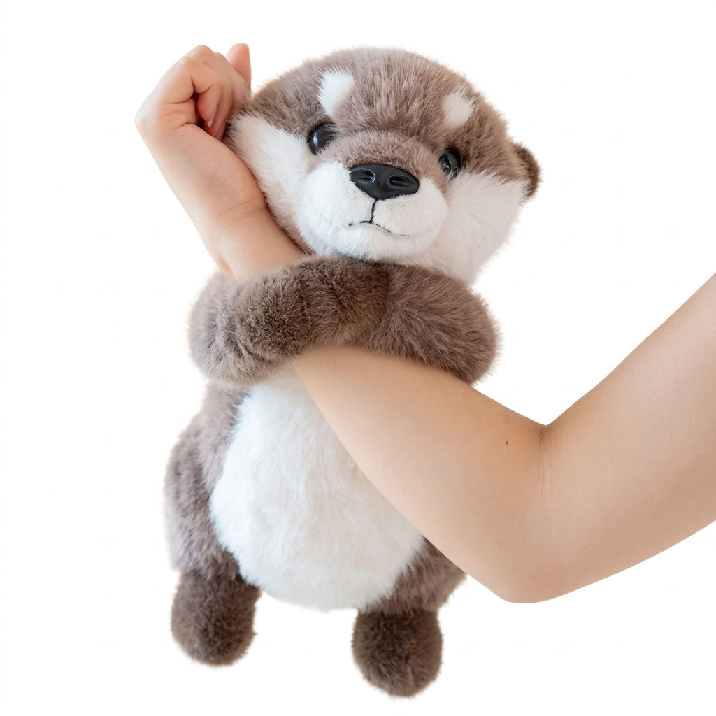 Peluche loutre aimantée accrochée au bras grâce à ses pattes magnétiques