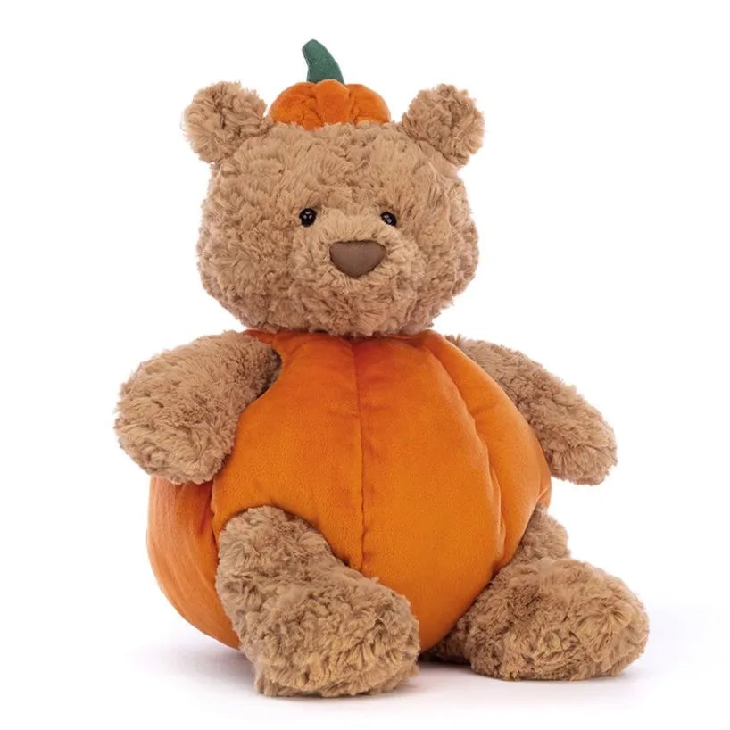 Ours en peluche brun déguisé en citrouille orange, sur fond blanc