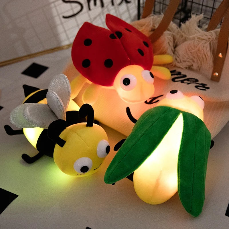 Peluche Lumineuse Animale – Coccinelle, Abeille ou Luciole LED | Coussin Doux & Magique