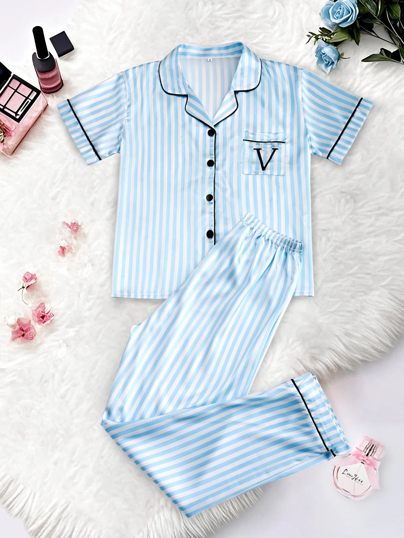 Pyjama Femme Satin Élégant – Ensemble Haut Rayé à Manches Courtes & Pantalon Long avec Poche et Col Revers