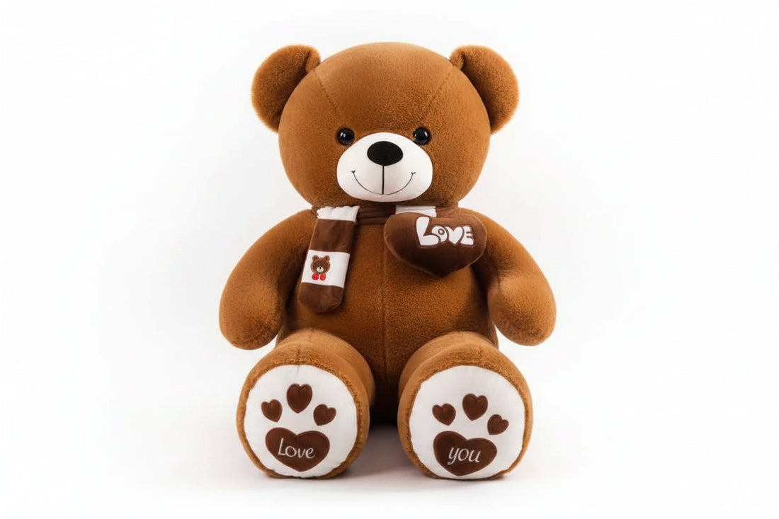 Ours en peluche brun avec écharpe et coussinets brodés « Love », sur fond blanc