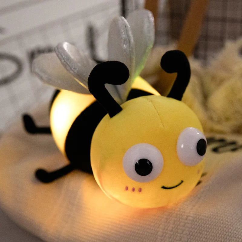 Peluche Lumineuse Animale – Coccinelle, Abeille ou Luciole LED | Coussin Doux & Magique