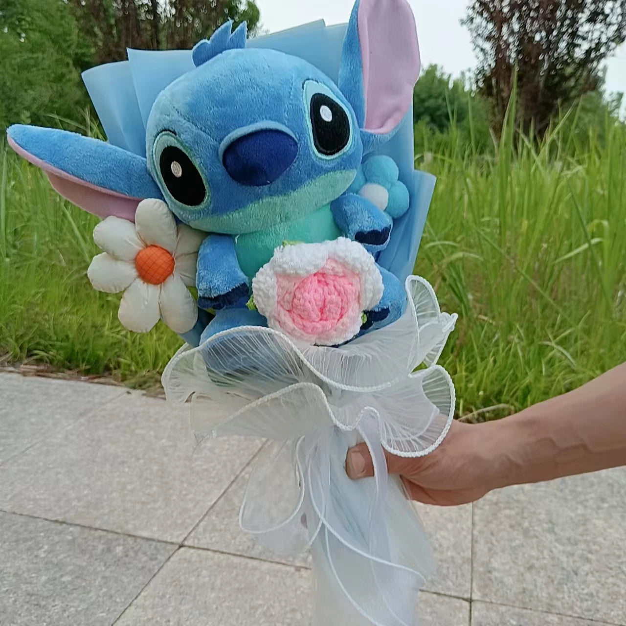 💐 Bouquet Peluche Lilo & Stitch – Fleurs & Tendresse à Offrir