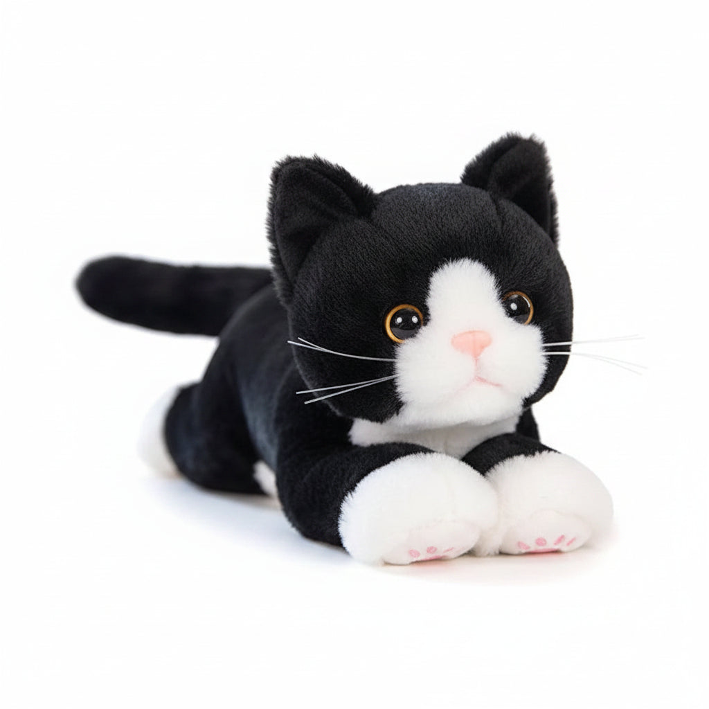 Peluche chat noire et blanche couchée, réaliste, sur fond blanc