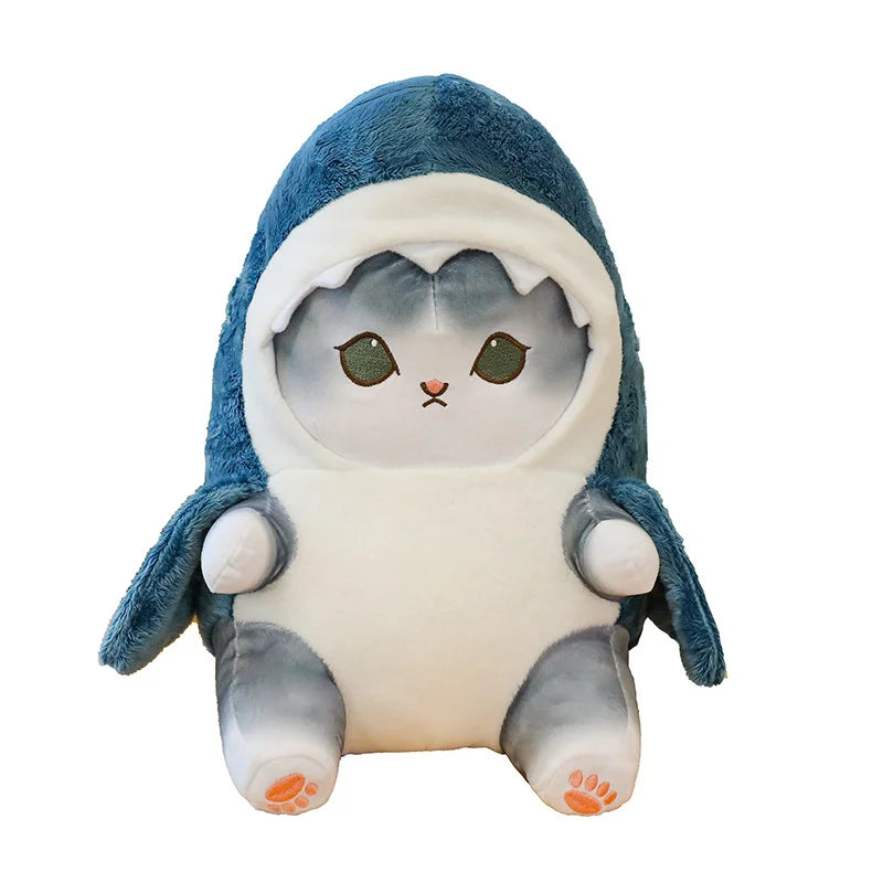 Peluche chat gris déguisé en requin bleu, capuche à aileron, sur fond blanc