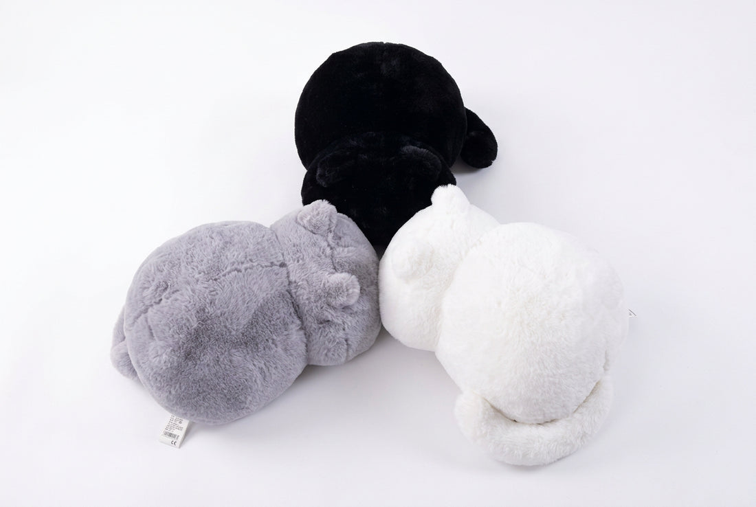 Doudou chat endormi noir, gris et blanc, coussins chat ronds vus de dos