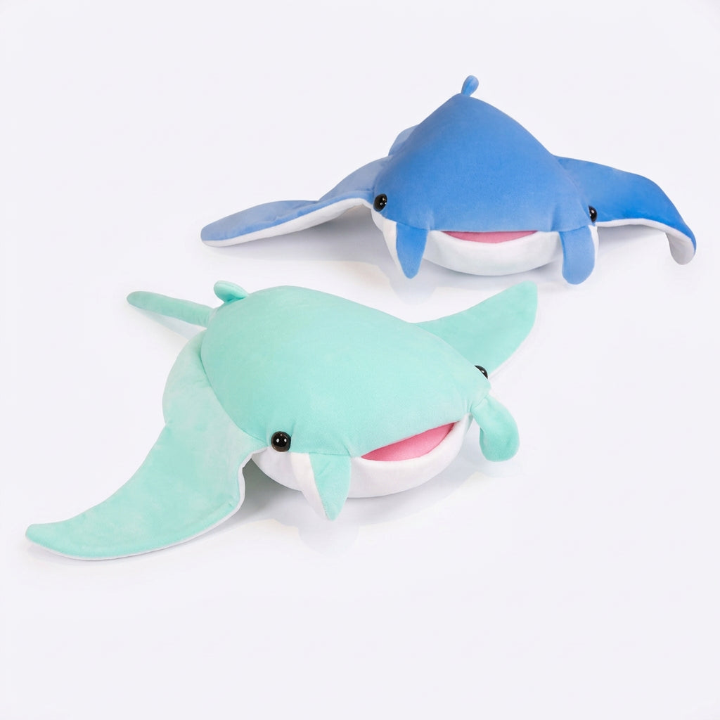 Peluches raie manta bleue et turquoise posées sur une table basse