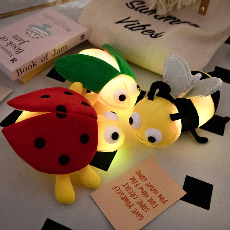 Peluche Lumineuse Animale – Coccinelle, Abeille ou Luciole LED | Coussin Doux & Magique