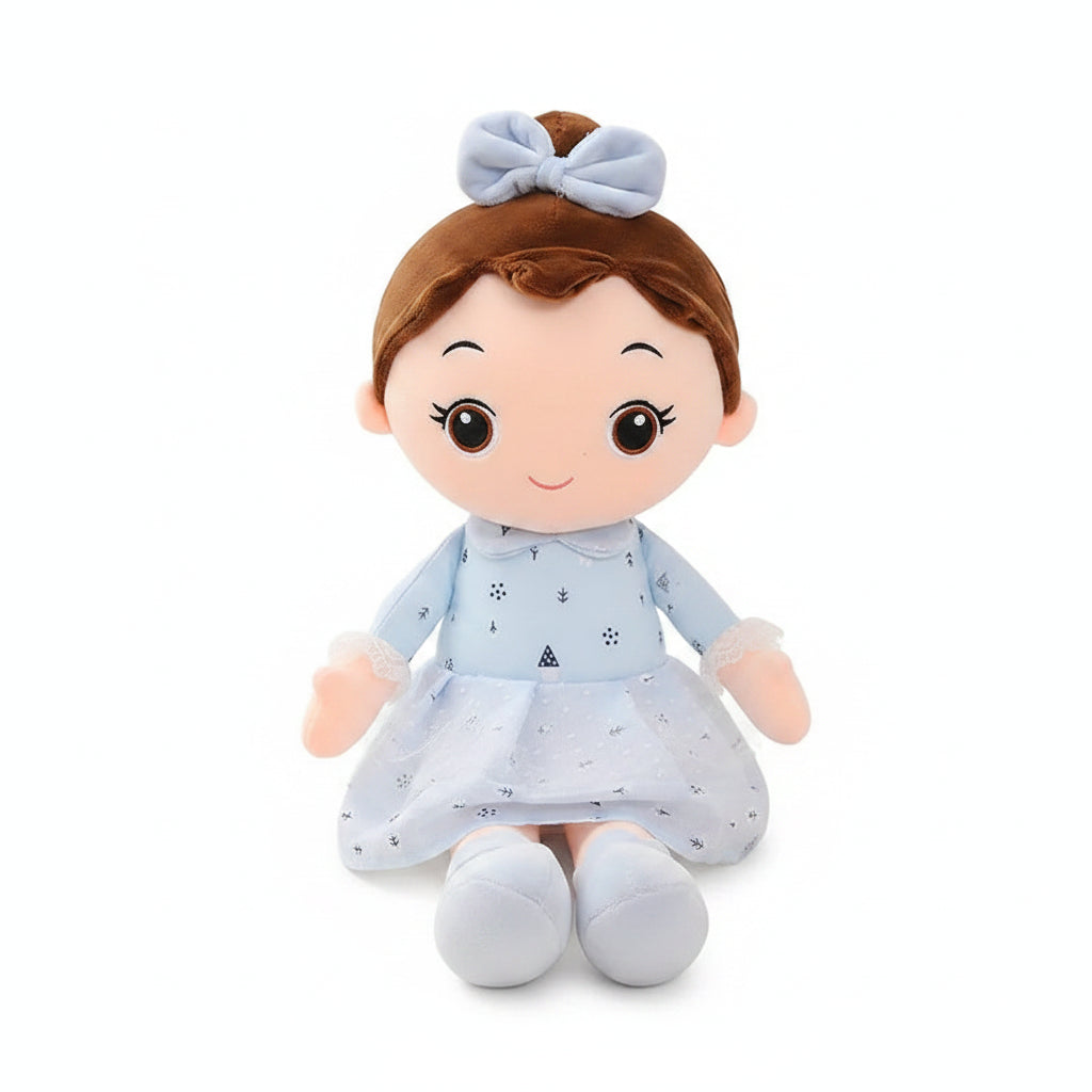 Poupée en peluche aux cheveux bruns, en robe bleue à nœud assorti