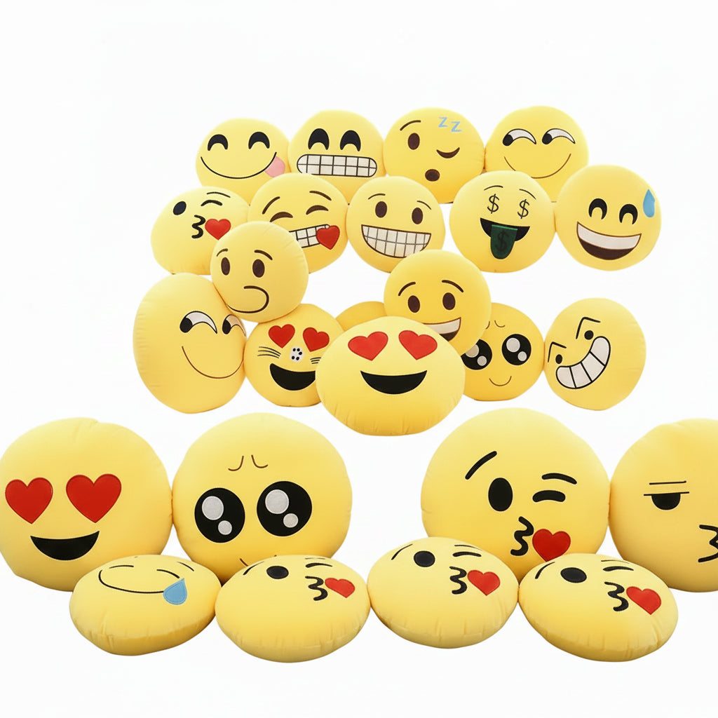 Nombreux coussins émoji jaunes en peluche aux expressions variées