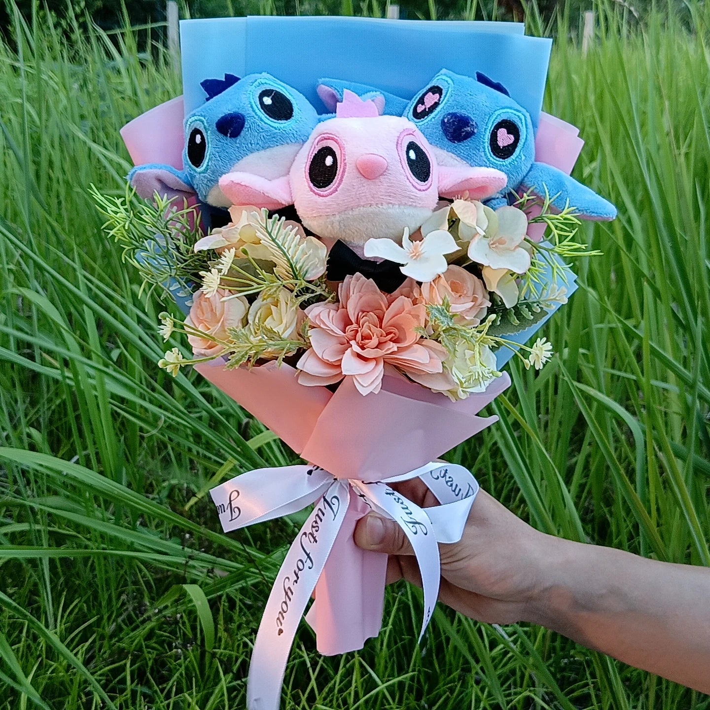 💐 Bouquet Peluche Lilo & Stitch – Fleurs & Tendresse à Offrir
