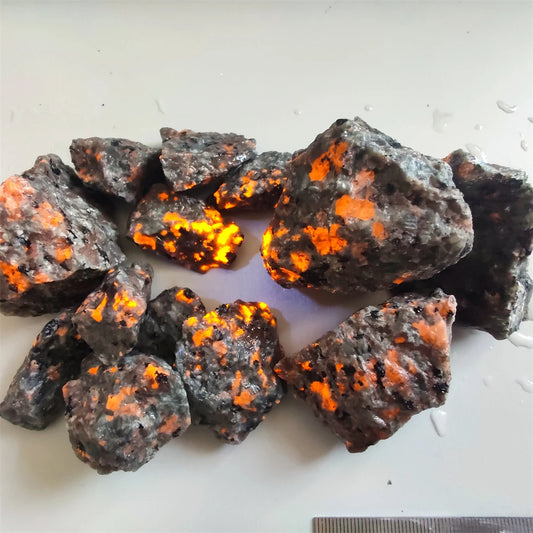 Pierre Brute Yooperlite – Pierre Fluorescente Naturelle Énergétique & Déco