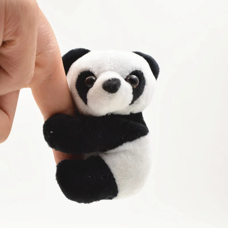 Mini peluche panda tenue entre deux doigts