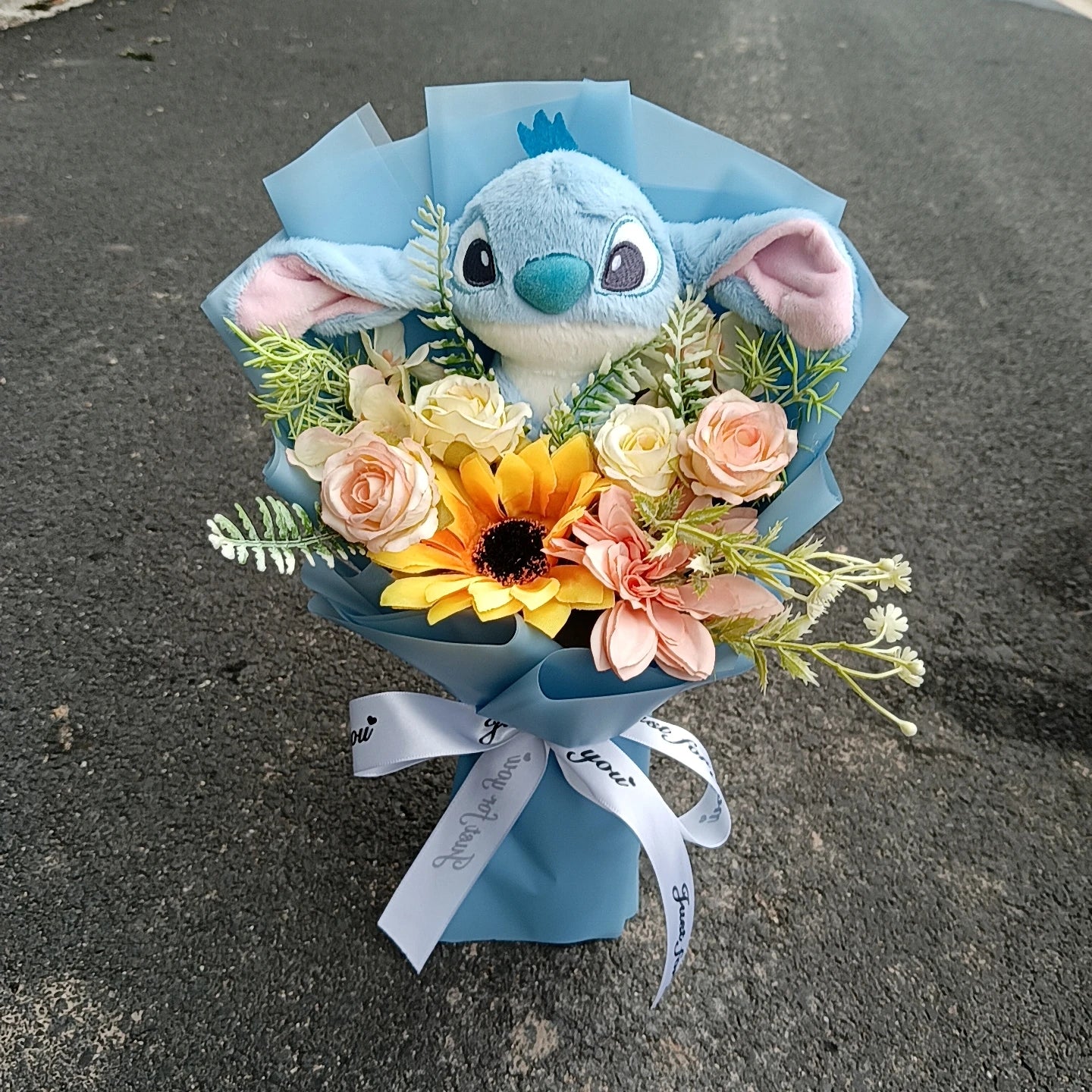 💐 Bouquet Peluche Lilo & Stitch – Fleurs & Tendresse à Offrir