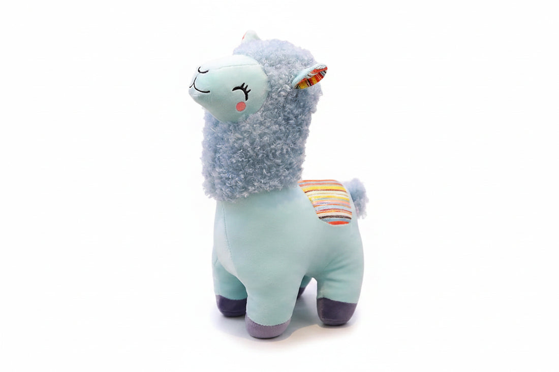 Peluche alpaga vert d'eau avec sa couverture rayée, sur fond blanc