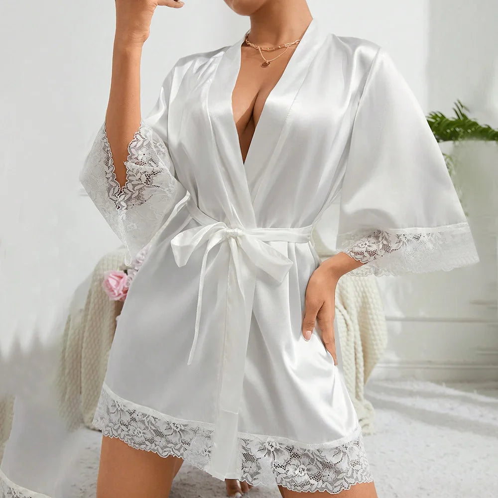 Robe de Nuit Satinée Femme – Kimono Court avec Dentelle & Ceinture | Élégant Peignoir
