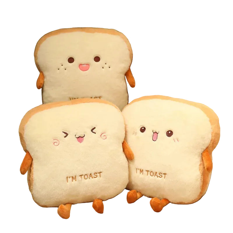 Trois coussins pain de mie en peluche à visages kawaii, avec l'inscription « I'M TOAST »