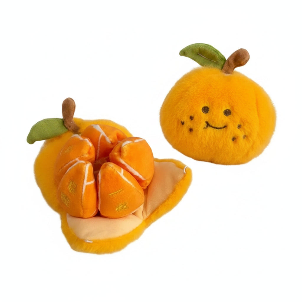 Peluche orange à éplucher ouverte en quartiers, à côté de l'orange fermée au visage souriant