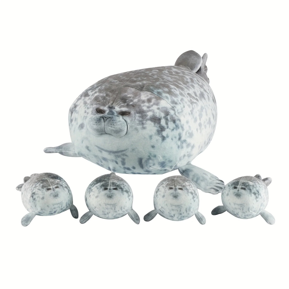 Grande peluche phoque tachetée entourée de quatre bébés phoques, sur fond blanc