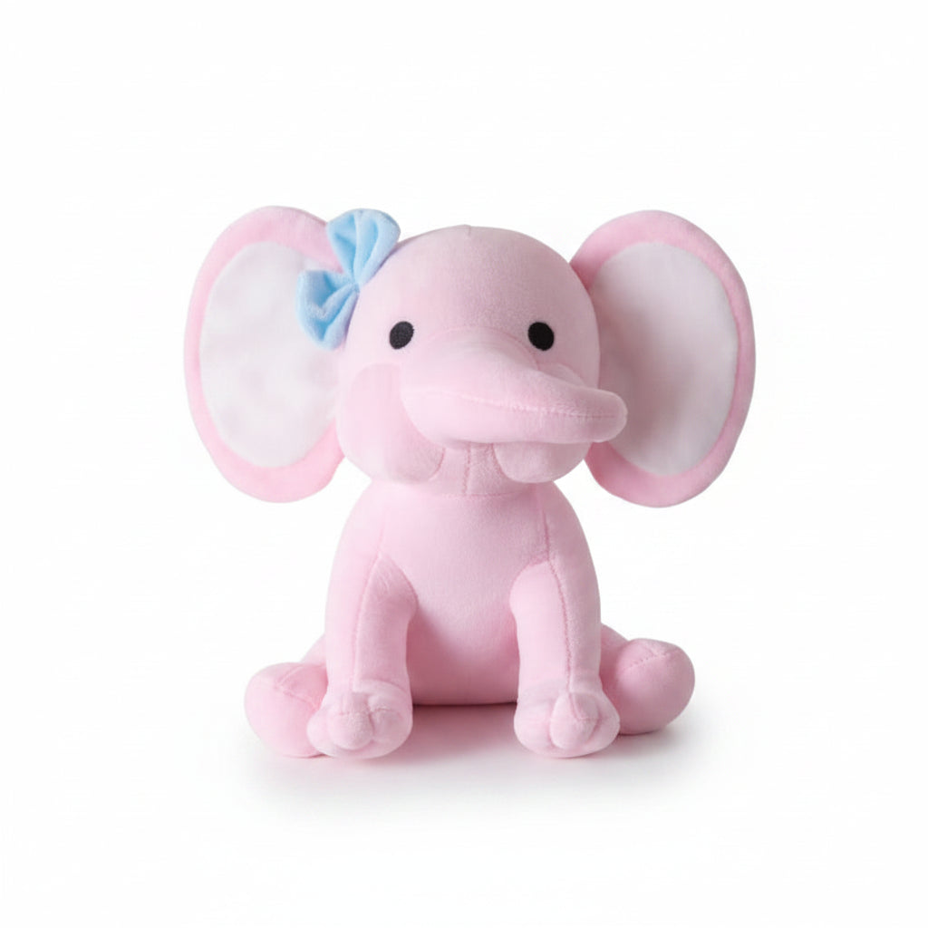 Peluche éléphant rose avec un nœud, assise sur fond blanc