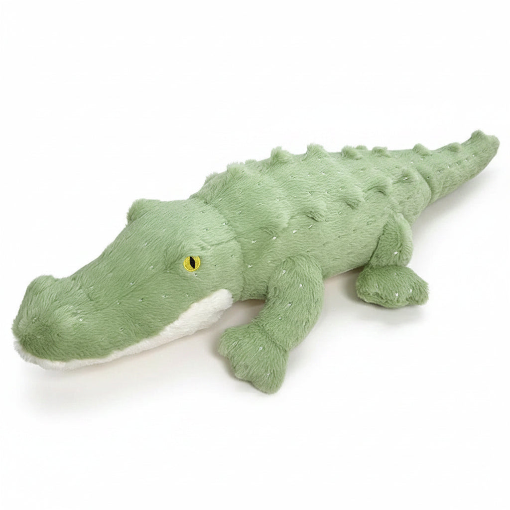 Grande peluche crocodile verte allongée, sur fond blanc